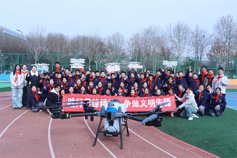 以雷锋之名传科普 以无人机智启童心
